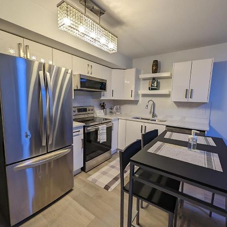 Modern & Luxurious Suites In เซอร์รีย์ ภายนอก รูปภาพ