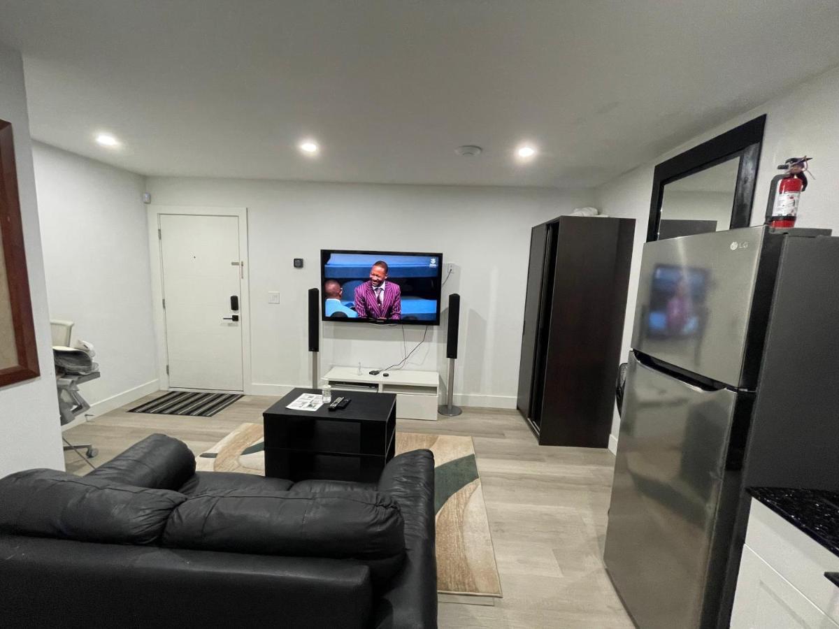 Modern & Luxurious Suites In เซอร์รีย์ ภายนอก รูปภาพ