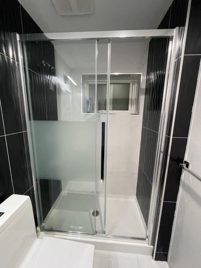 Modern & Luxurious Suites In เซอร์รีย์ ภายนอก รูปภาพ