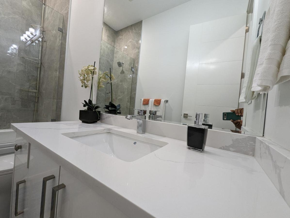 Modern & Luxurious Suites In เซอร์รีย์ ภายนอก รูปภาพ
