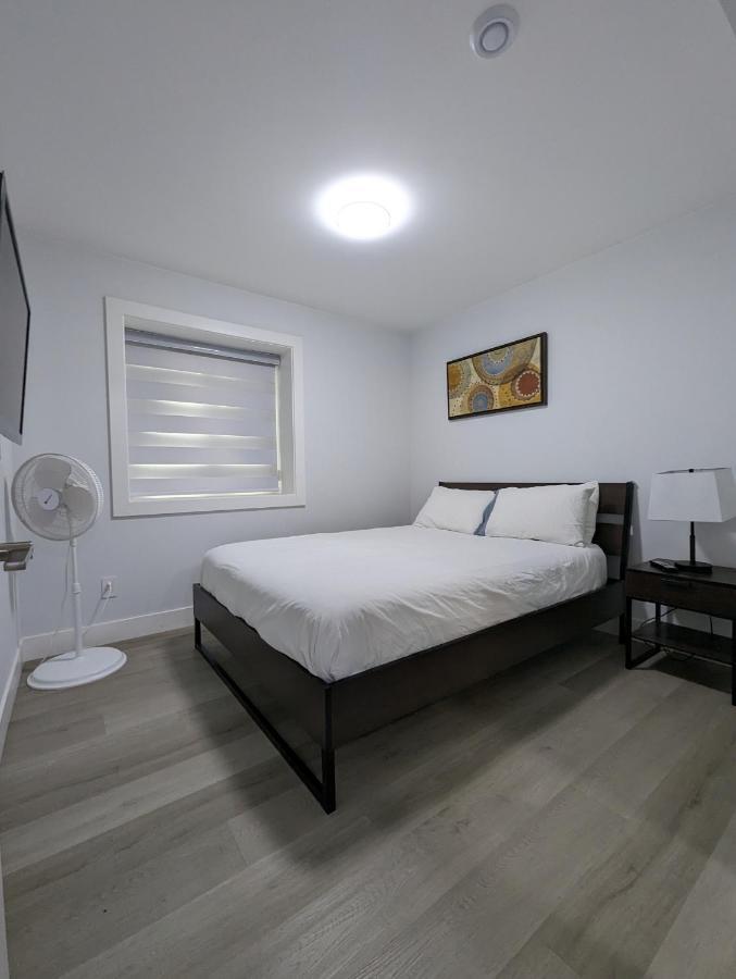 Modern & Luxurious Suites In เซอร์รีย์ ภายนอก รูปภาพ