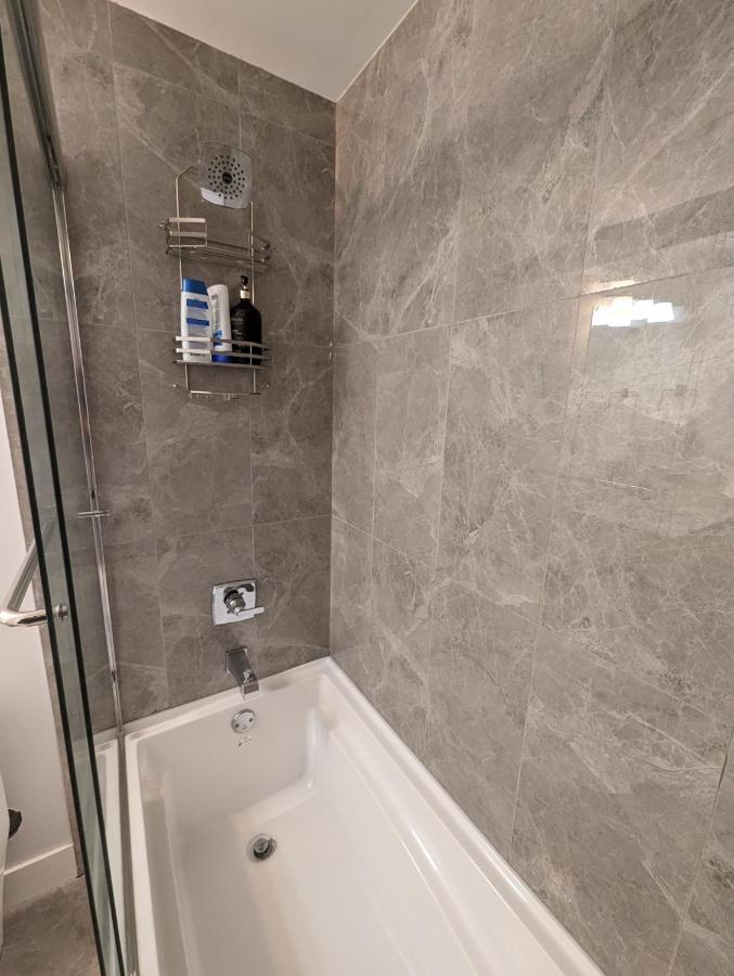 Modern & Luxurious Suites In เซอร์รีย์ ภายนอก รูปภาพ