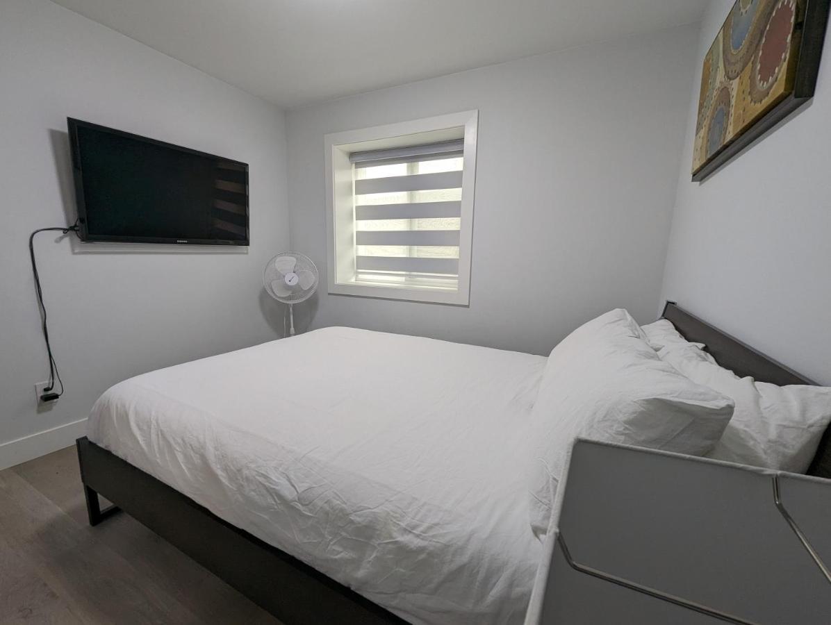 Modern & Luxurious Suites In เซอร์รีย์ ภายนอก รูปภาพ